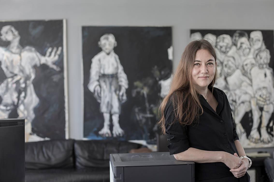 Renata Franzky in ihrer Ausstellung im Atelier